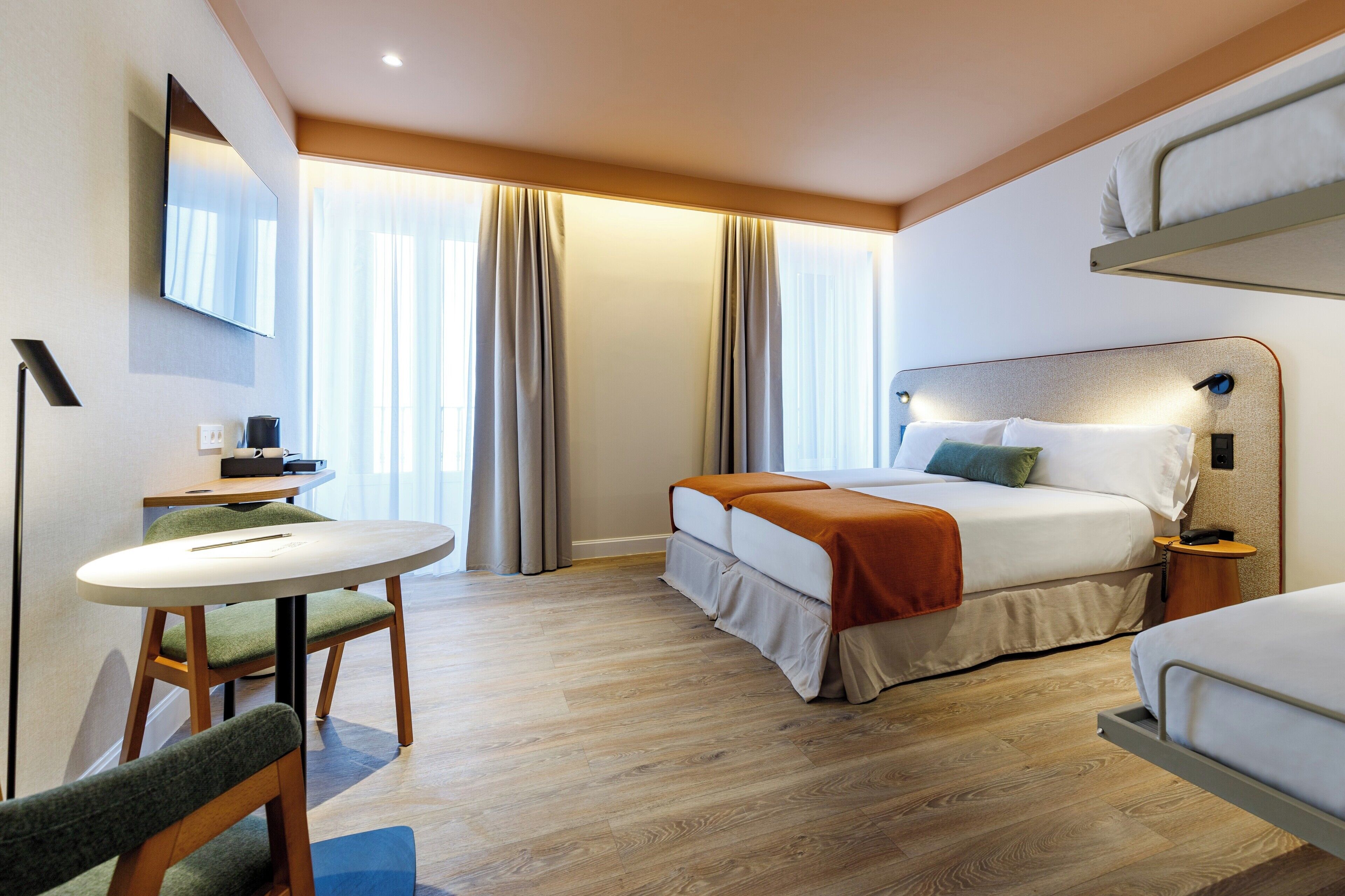 Chambre Quadruple | Couette en duvet d&#x27;oie, minibar, coffres-forts dans les chambres, bureau