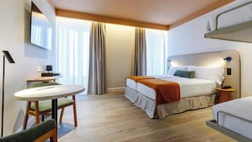 四人房 | 羽绒被、迷你吧、客房内保险箱、办公桌