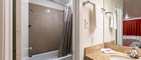 Combined shower/tub, towels