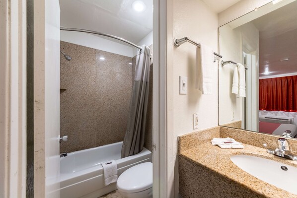 Combined shower/bathtub, towels - Motel 6 San Antonio, Tx - Frost Bank Center (San Antonio)