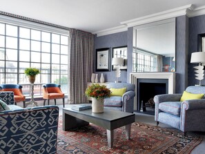 Roupas de cama premium, frigobar, cofres nos quartos