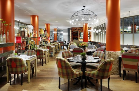 Dining room. The Soho Hotel, Firmdale Hotels
