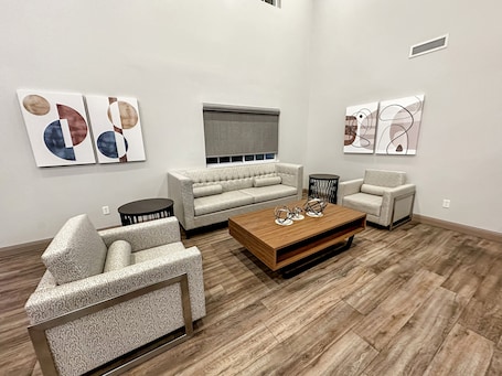 Sala de estar en el lobby. Estherville Hotel & Suites