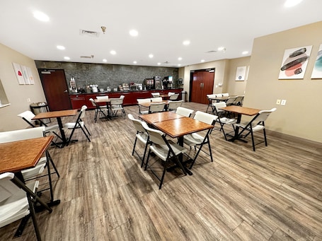 Desayuno completo incluido todos los días . Estherville Hotel & Suites