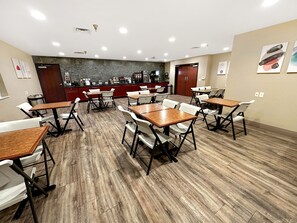 Free daily full breakfast - Estherville Hotel & Suites (Estherville)