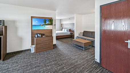 Escritorio, tabla de planchar con plancha, wifi gratis y ropa de cama . Estherville Hotel & Suites