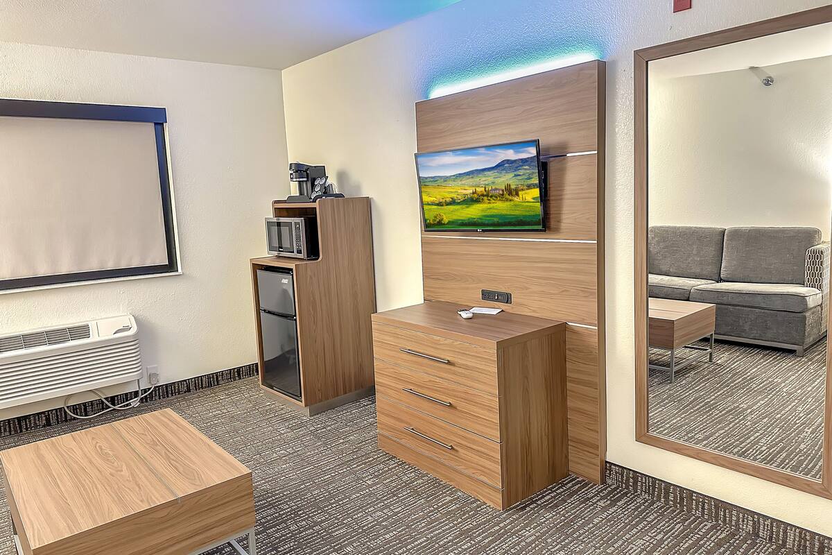 deluxe suite | 1 bedroom, desk, iron/ironing board, free wifi