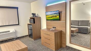 Deluxe Suite | Desk, iron/ironing board, free WiFi, bed sheets
