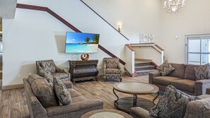 Lobby sitting area - Estherville Hotel & Suites (Estherville)