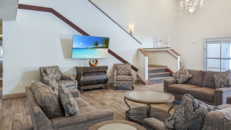 Sala de estar en el lobby. Estherville Hotel & Suites