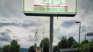 Une enseigne pour le Lavish Inn and Suites, avec une palette de couleurs verte et blanche.