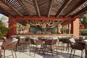 Bar junto a la piscina