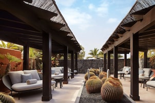 Salas de tratamiento para parejas, un sauna, una bañera de hidromasaje