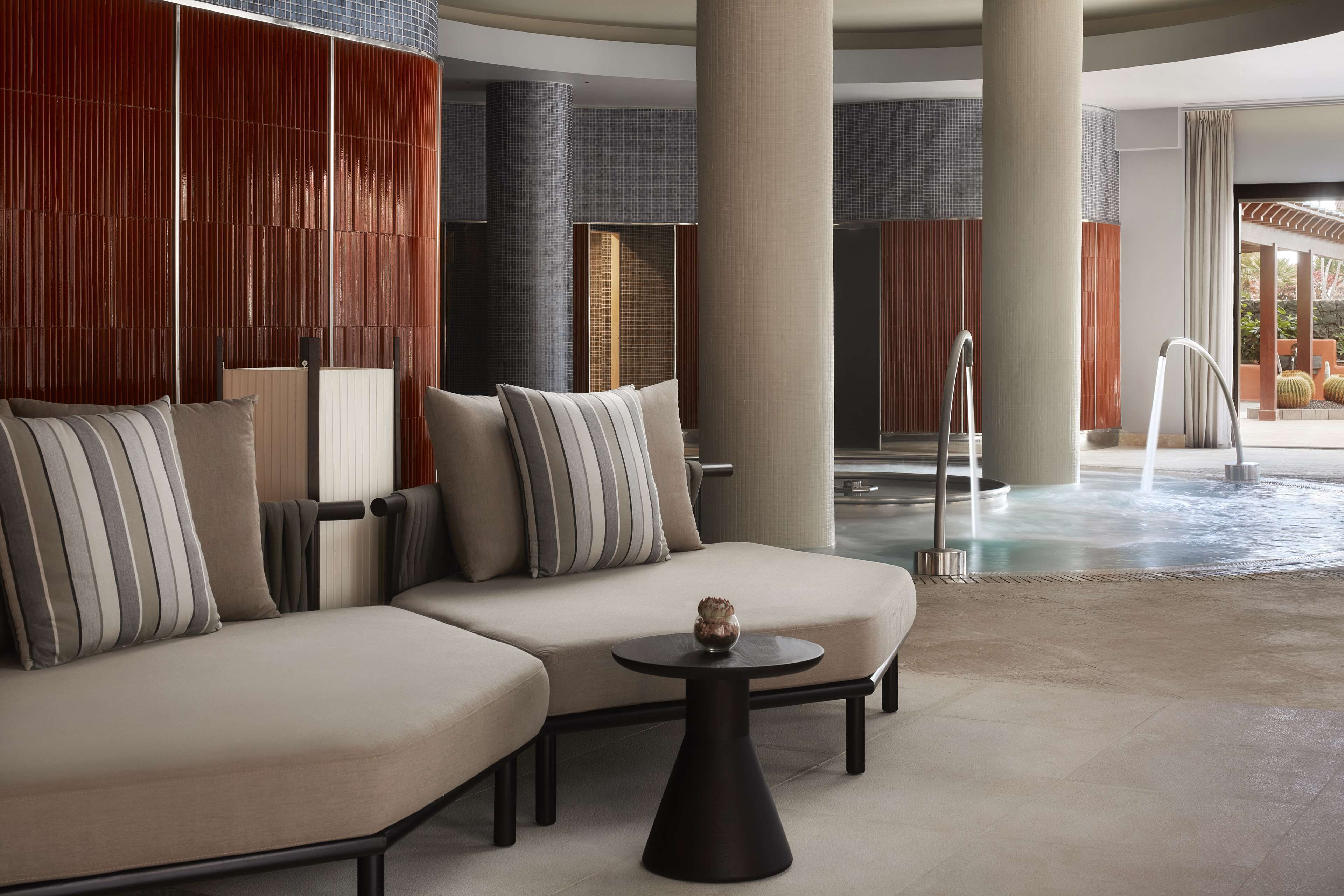 Couples treatment room(s), sauna, hot tub, steam room