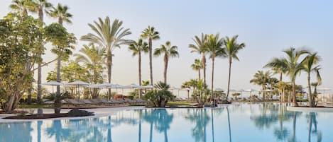 3 piscines extérieures, parasols de plage, chaises longues