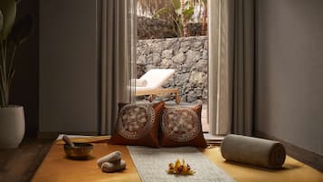 Couples treatment room(s), sauna, hot tub, steam room