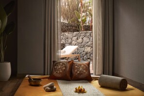 Couples treatment room(s), sauna, hot tub, steam room