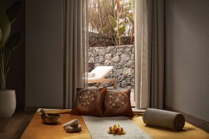 Salas de tratamiento para parejas, un sauna, una bañera de hidromasaje