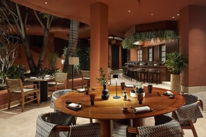 4 restaurants; breakfast, lunch, and dinner served