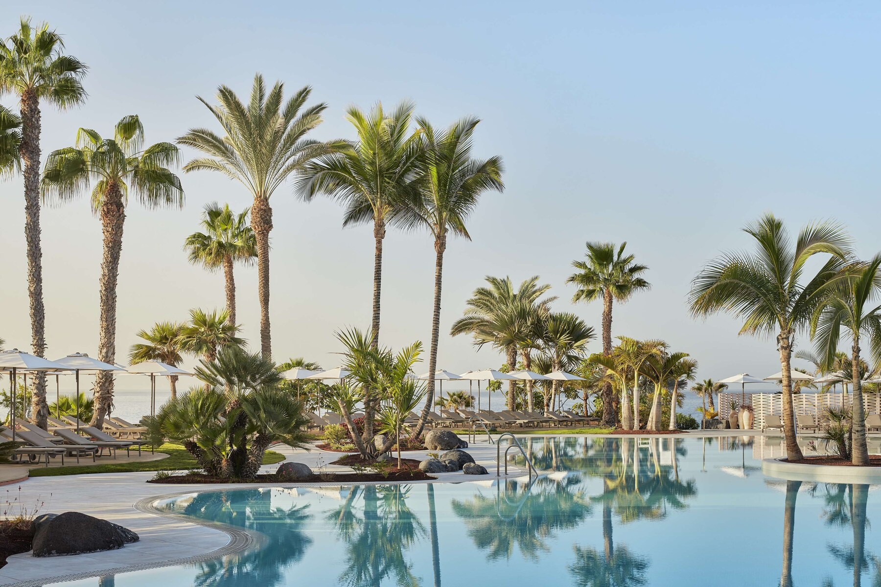 3 outdoor pools, pool umbrellas, sun loungers