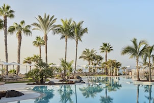 3 piscinas al aire libre, sombrillas, sillones reclinables de piscina