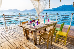 6 restaurants, breakfast, lunch, dinner served; international cuisine 