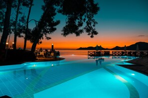 Seasonal outdoor pool, open 9:00 AM to 6:00 PM, free cabanas