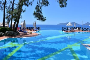 Una piscina al aire libre de temporada, camas de piscina gratis