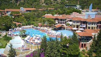 AuĂenpool (je nach Saison geöffnet), Cabañas (kostenlos), Sonnenschirme