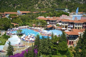 Una piscina al aire libre de temporada, cabañas de piscina gratuitas