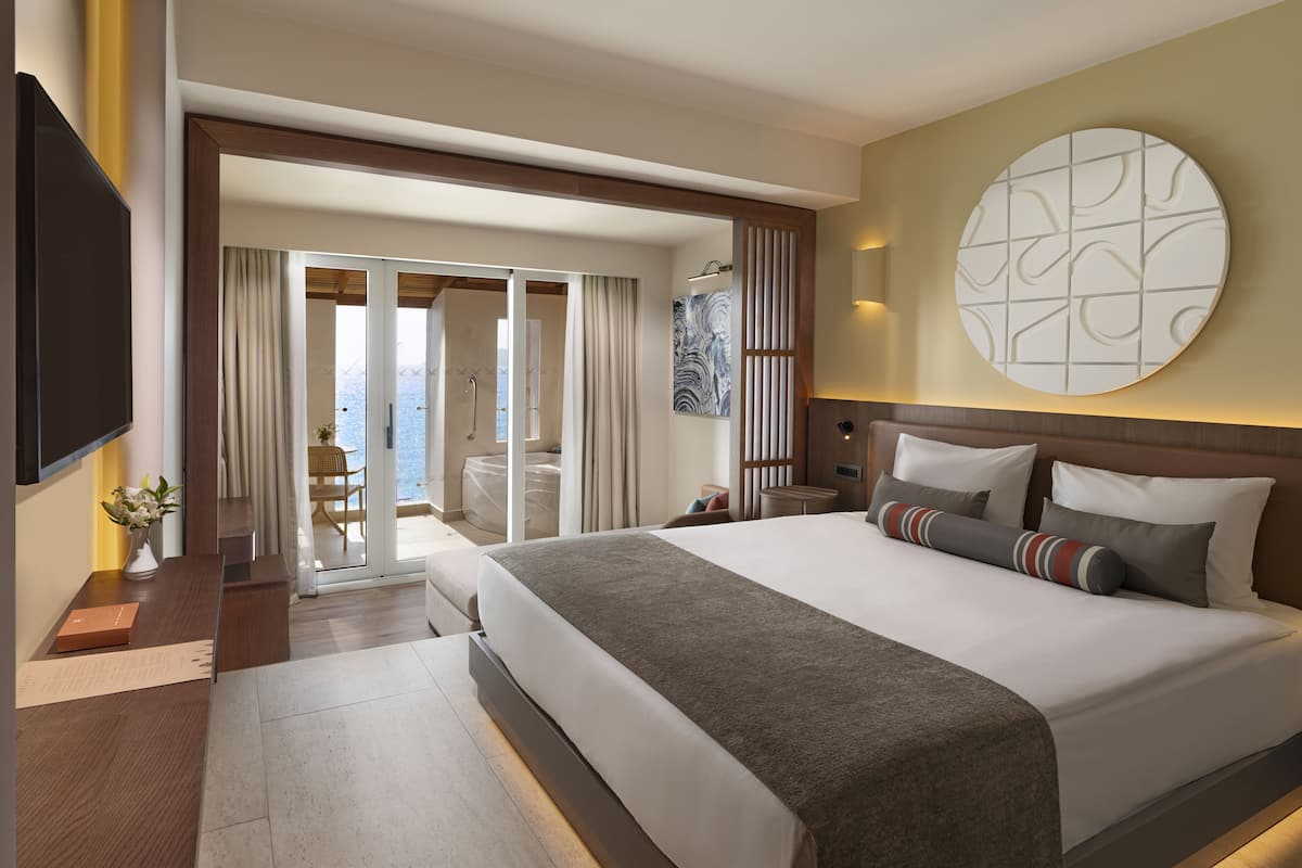 Deluxe Standart Sea View with Jacuzzi | Ropa de cama de alta calidad, minibar, caja fuerte y escritorio