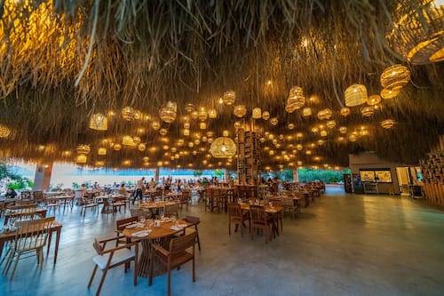6 restaurants, breakfast, lunch, dinner served; international cuisine