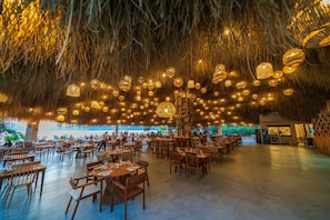 6 restaurants, breakfast, lunch, dinner served; international cuisine