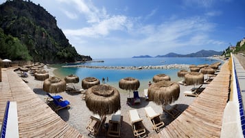 Privatstrand, Liegestühle, Sonnenschirme, Strandtücher