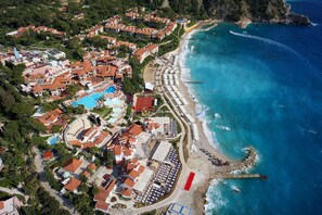 Privatstrand, Liegestühle, Sonnenschirme, Strandtücher