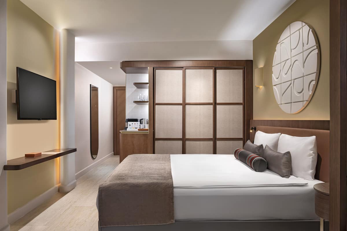 Ropa de cama de alta calidad, minibar, caja fuerte y escritorio