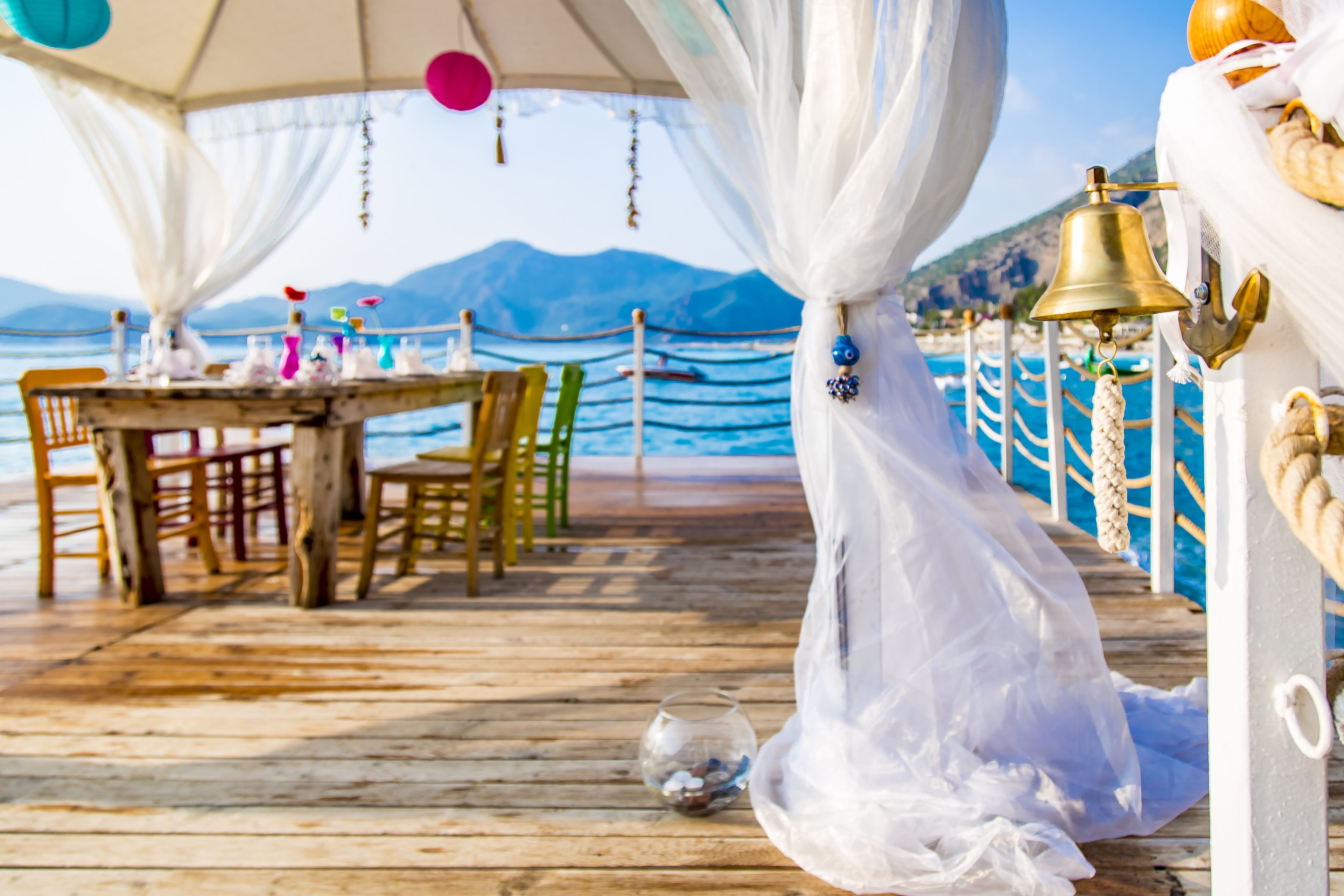 6 restaurants; breakfast, lunch and dinner served 