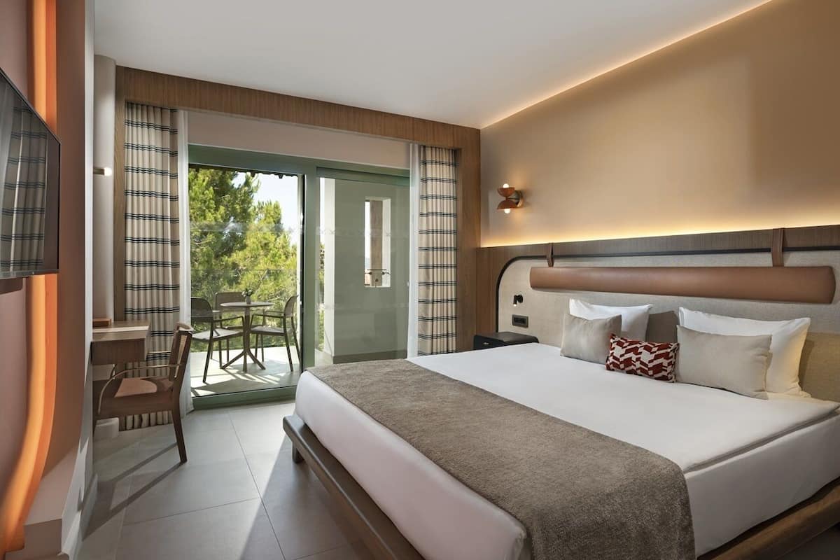 Ropa de cama de alta calidad, minibar, caja fuerte y escritorio