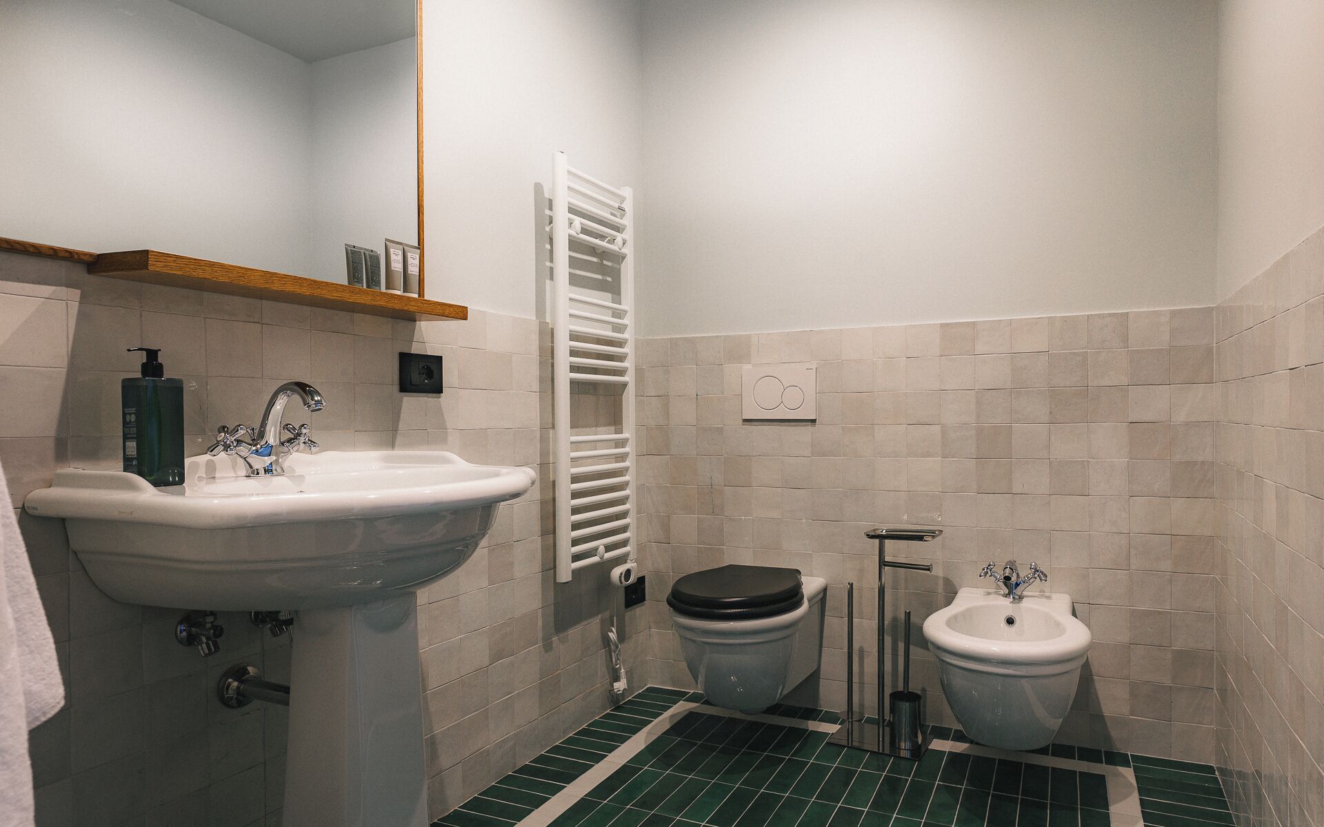 dependance via alamanni 21 matrimoniale | bathroom | deep-soaking bathtub, free toiletries, hair dryer, bidet