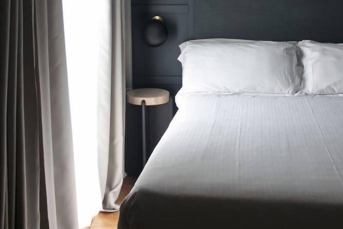 Minibar, caja de seguridad en la habitación y muebles diferentes