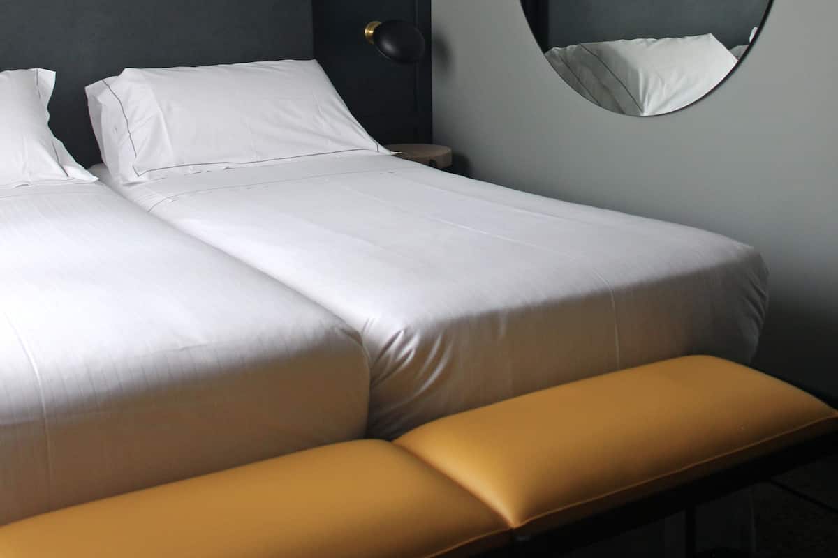 Minibar, caja de seguridad en la habitación y muebles diferentes