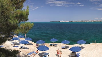 Una spiaggia nelle vicinanze, lettini da mare, ombrelloni, pallavolo