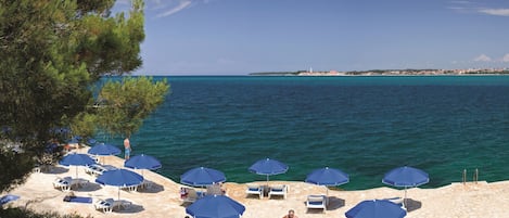 Una spiaggia nelle vicinanze, lettini da mare, ombrelloni, pallavolo