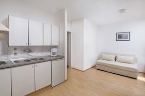 Sunset Apartment for 2+1 Seaside | Bếp riêng | Tủ lạnh, lò vi sóng, bếp nấu, dụng cụ nấu nướng/bát dĩa/dao nĩa 