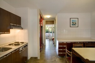 Refrigerador, microondas, placa de cocina, utensilios de cocina