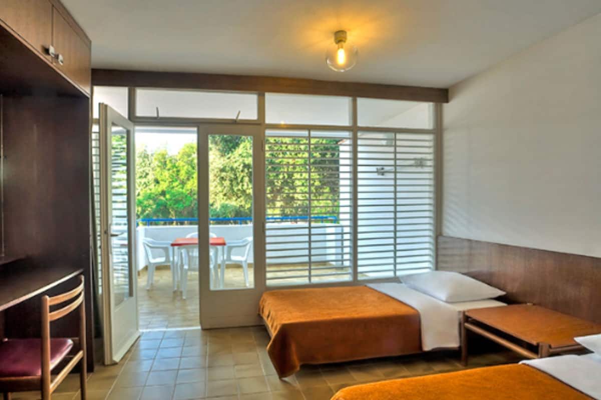 1 bedroom, desk, blackout drapes, bed sheets