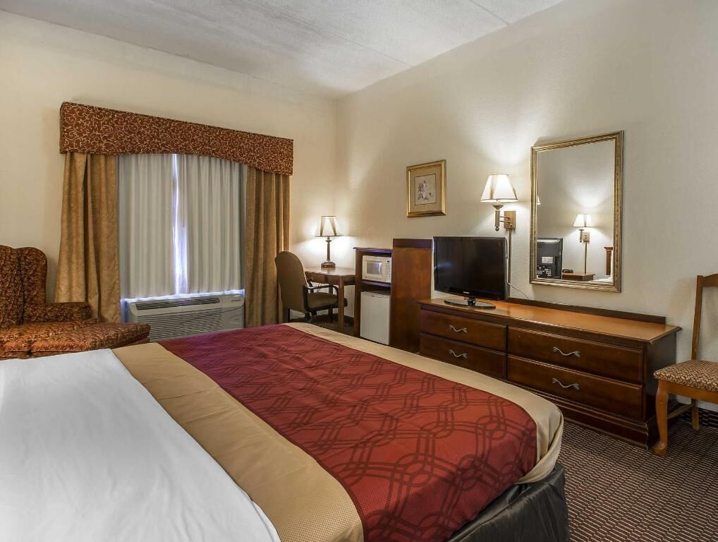 Schreibtisch, Bügeleisen/Bügelbrett, Bettwäsche