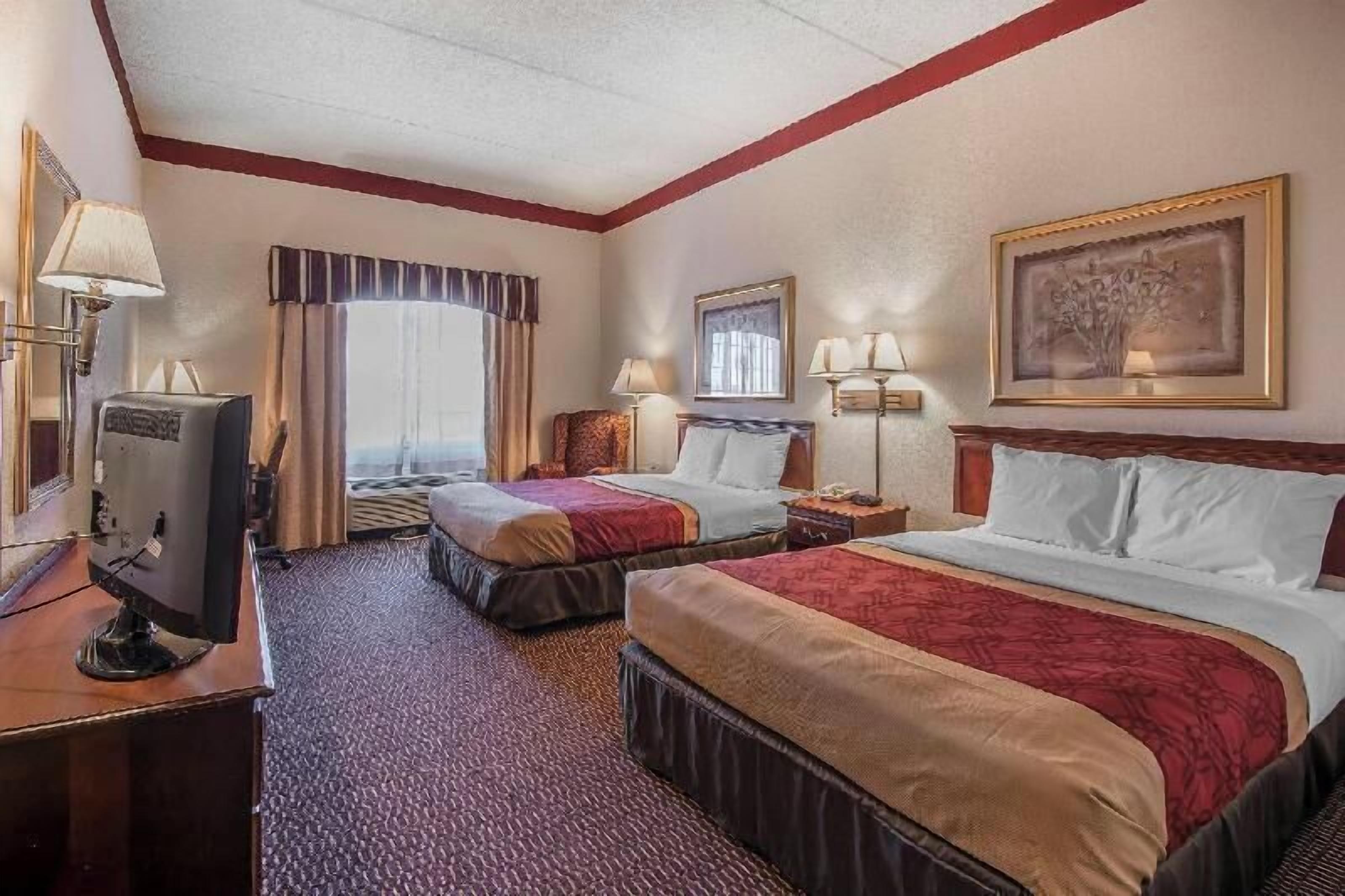 Schreibtisch, Bügeleisen/Bügelbrett, Bettwäsche