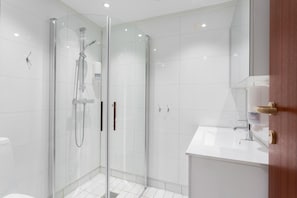 Suite Junior, 1 Tempat Tidur Double, Bebas Asap Rokok (Separate Living Room) | Kamar mandi | Perlengkapan kamar mandi ramah lingkungan, pengering rambut, dan handuk