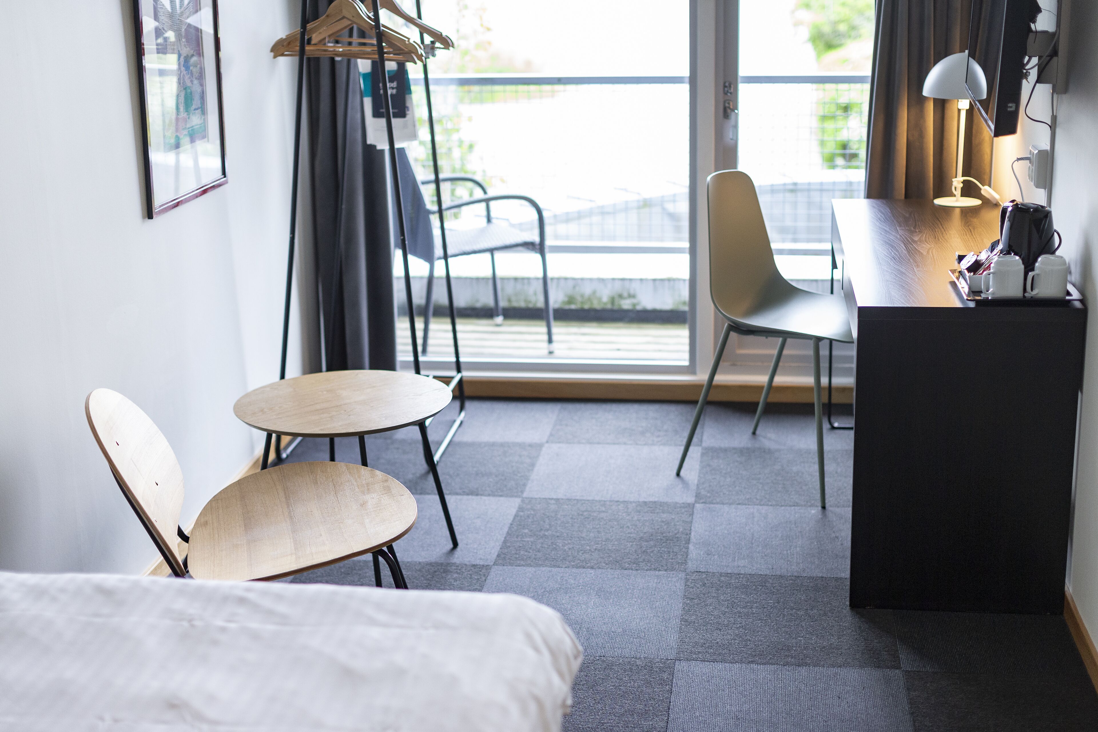 hypo-allergenic bedding, pillow-top beds, desk, blackout curtains